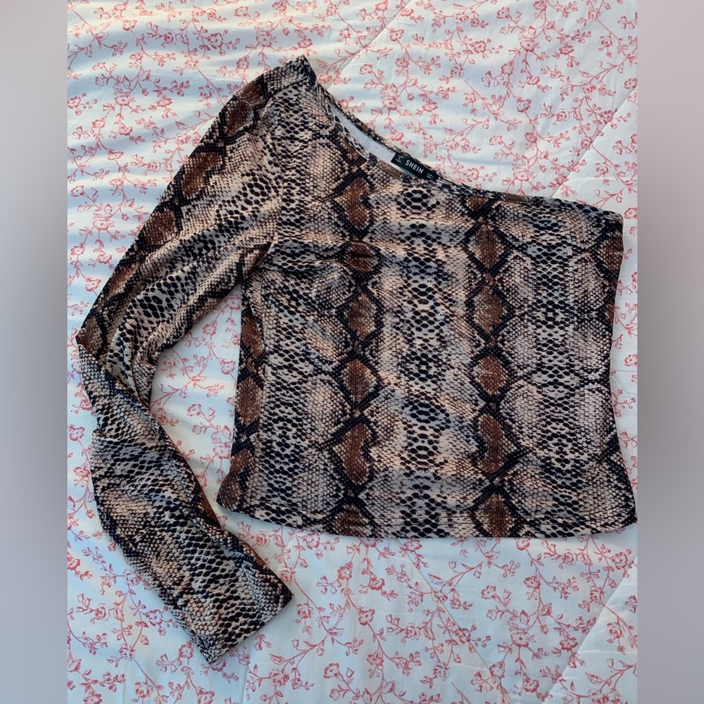 Single shoulder snake skin going out top
